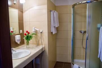 Фото номера Стандартный трехместный номер Отель Hotel Novum &amp; Spa г. Неполомице 5